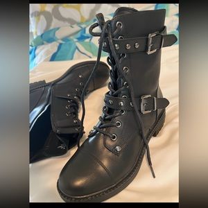 NEW Guess boots
